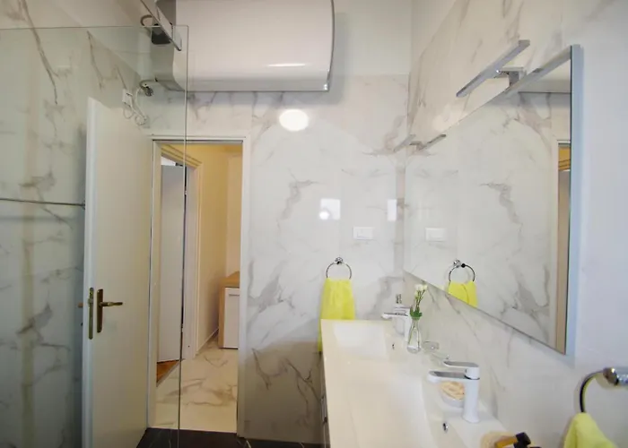 3 With Shared Pool, Peaceful Location Апартаменти *