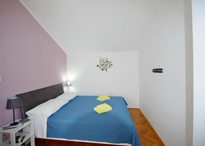 3 With Shared Pool, Peaceful Location Апартаменти Пула