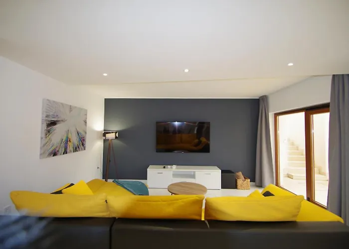 Апартаменти 3 With Shared Pool, Peaceful Location Пула