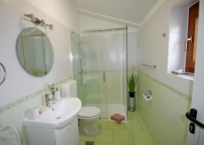 3 With Shared Pool, Peaceful Location Апартаменти Пула