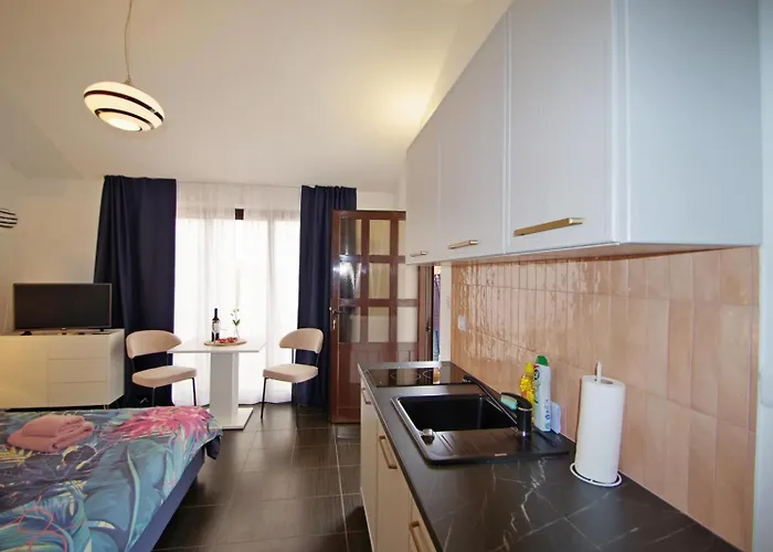 3 With Shared Pool, Peaceful Location Apartman