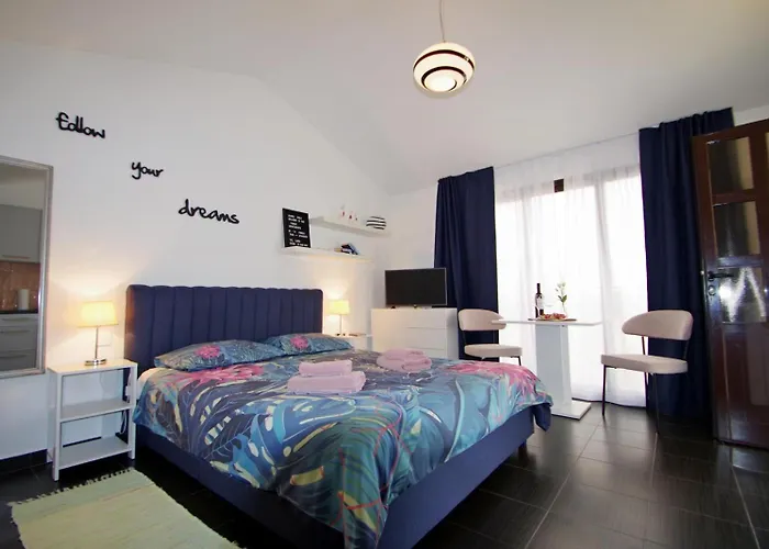 3 With Shared Pool, Peaceful Location Apartman *