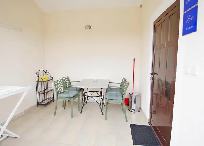 3 With Shared Pool, Peaceful Location Апартаменти